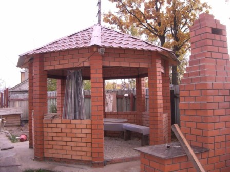 Кирпичная многогранная беседка